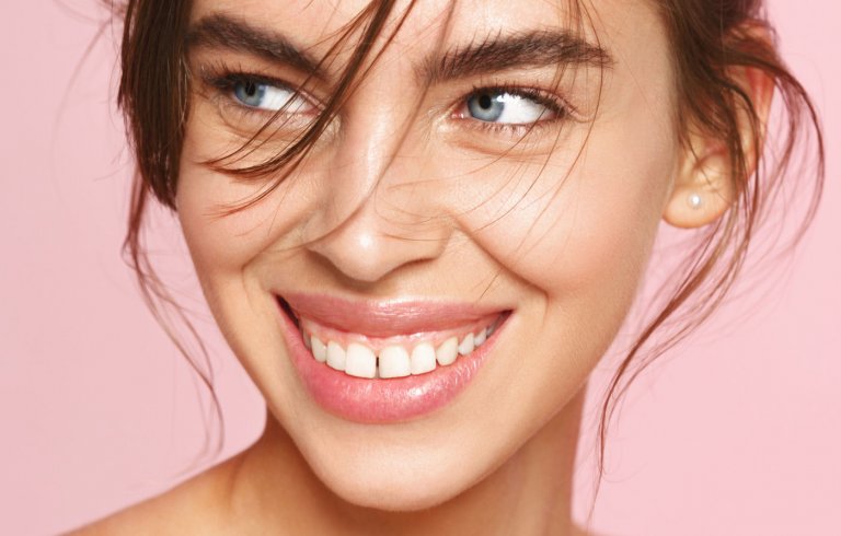 Dichte und voluminoese Augenbrauen mit einem Serum