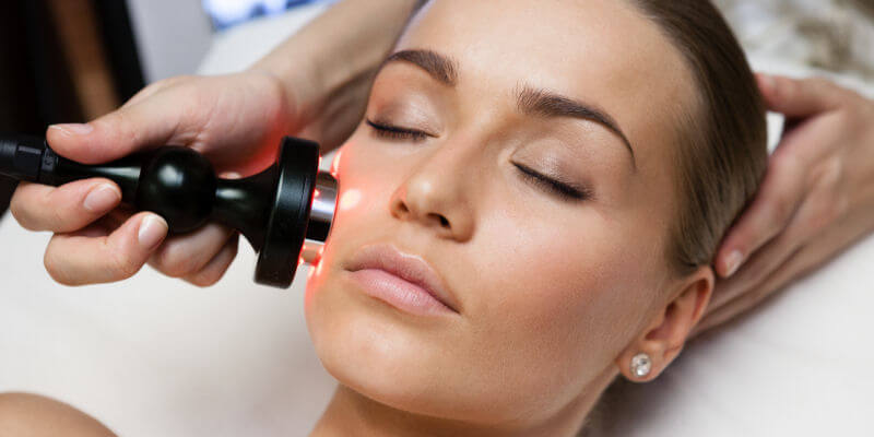 Kosmetisches Ultraschallgerät Nach den Pflegeprodukten kommen die Geräte und Verfahren