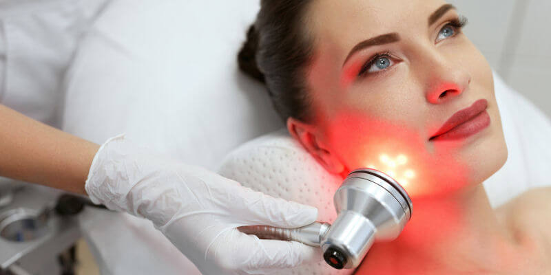 Kosmetisches Ultraschallgerät mit gleichzeitiger Lichttherapie