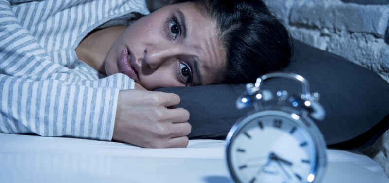 Schlaflosigkeit und Stress Ausloeser Augenringe Traenensaecke