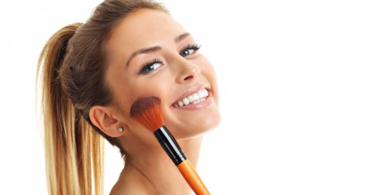 Die-besten-Beauty-Tipps-zum-Ueberschminken-von-Mitessern-und-Pickeln