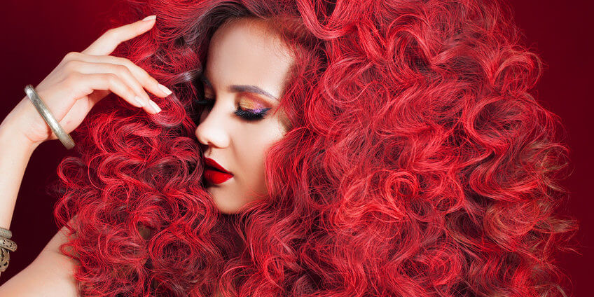 krausiges und lockiges Haar erfordert viel Haarglättungsmittel und Glätteisen Einsatz